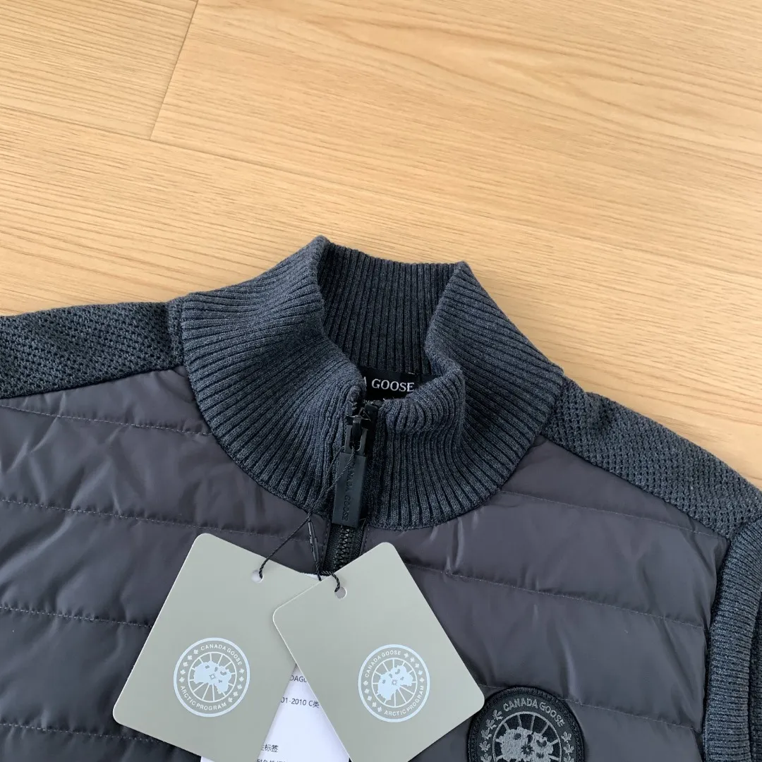 Style number: Y 🇨🇦Canada Goose "Canada Goose" 🇨🇦E 6829 y Bridge® men's knitted vest. The Hy Bridge® Knit Vest is the new arrival in our Hy Bridge® Knit Series, lightweight and warm. It can be worn as a jacket over a T-shirt or as an inner layer under another jacket for extra warmth without being bulky. Through Thermal Mapping® technology, down-filled thermal insulation panels are added to areas that need thermal insulation, and Breathable weaving technology is used to enhance breathability in areas that are prone to stuffiness. Color: Black red label Gray red label Dark Blue color red label Black black label Gray black label Size: XS S M L XL XXL